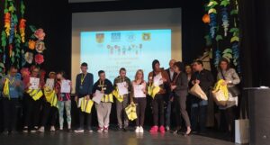 Na zdjęciu widać uczestników turnieju, którzy trzymają nagrody wręczone przez Panią Dyrektor Zespołu Szkół nr 16 za udział w turnieju.