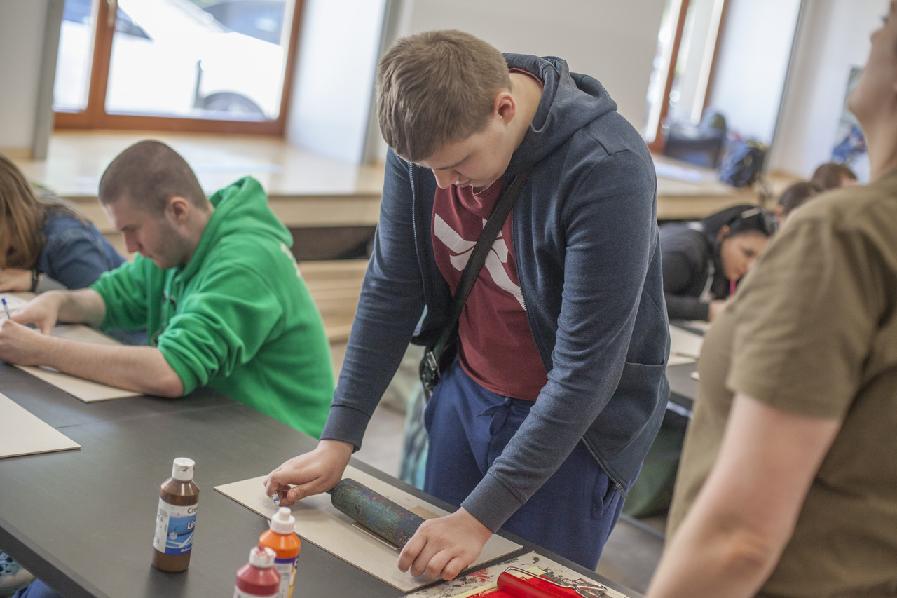 Uczeń wykonuje odbitkę linorytu