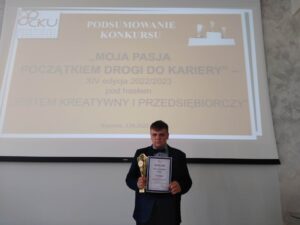 Tomasz Mogielnicki z pucharem i dyplomem