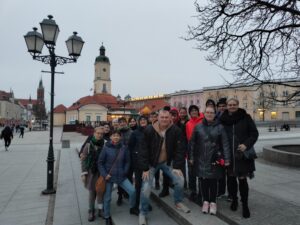 Grupa uczniów i nauczycieli na Rynku Kościuszki w Białymstoku