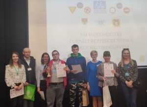 Grupa Finalistów  z dyplomami oraz Pani wice Dyrektor z organizatorami na na scenie auli.