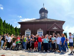 Grupowe zdjęcie na tle meczetu w Bohonikach