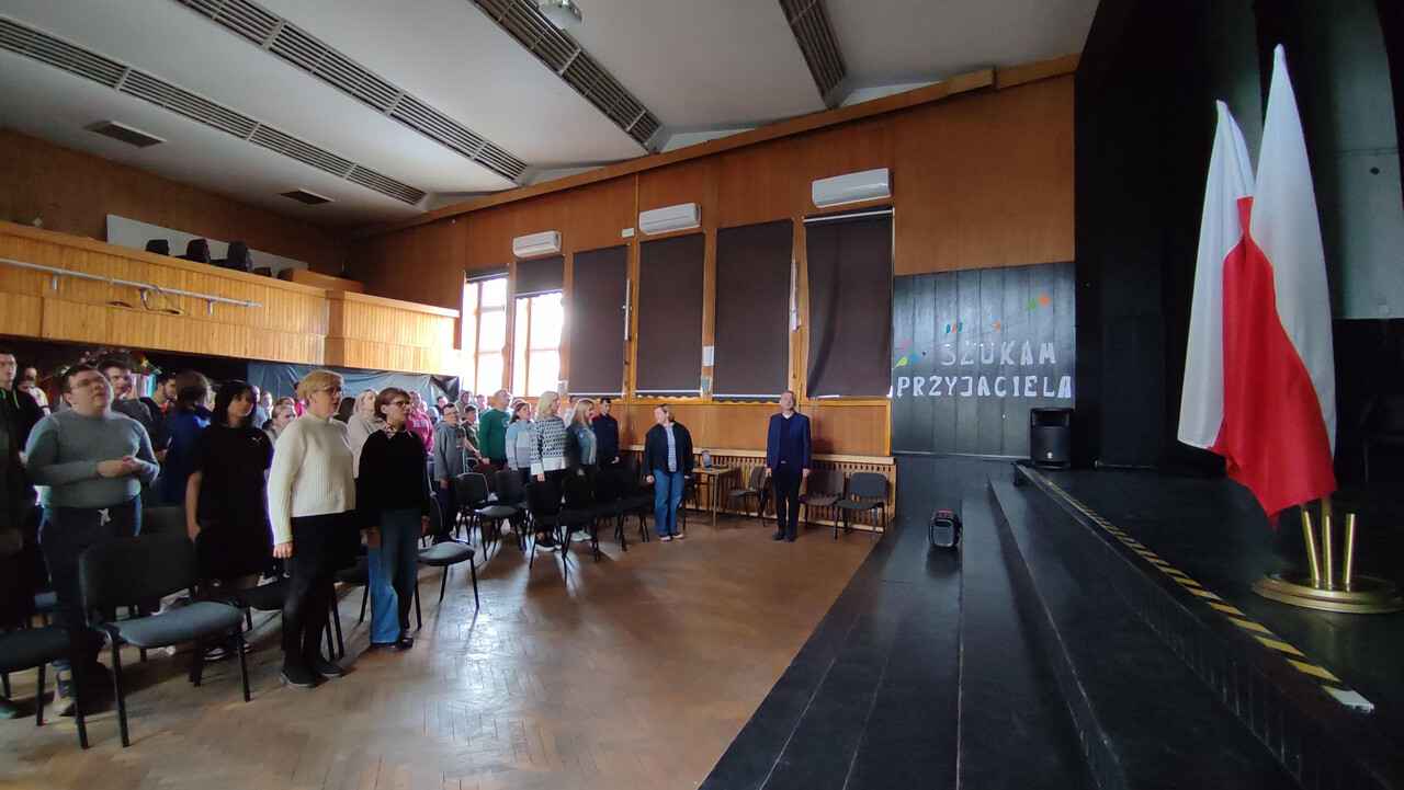 Uroczyste odśpiewanie hymnu państwowego przez uczniów i nauczycieli