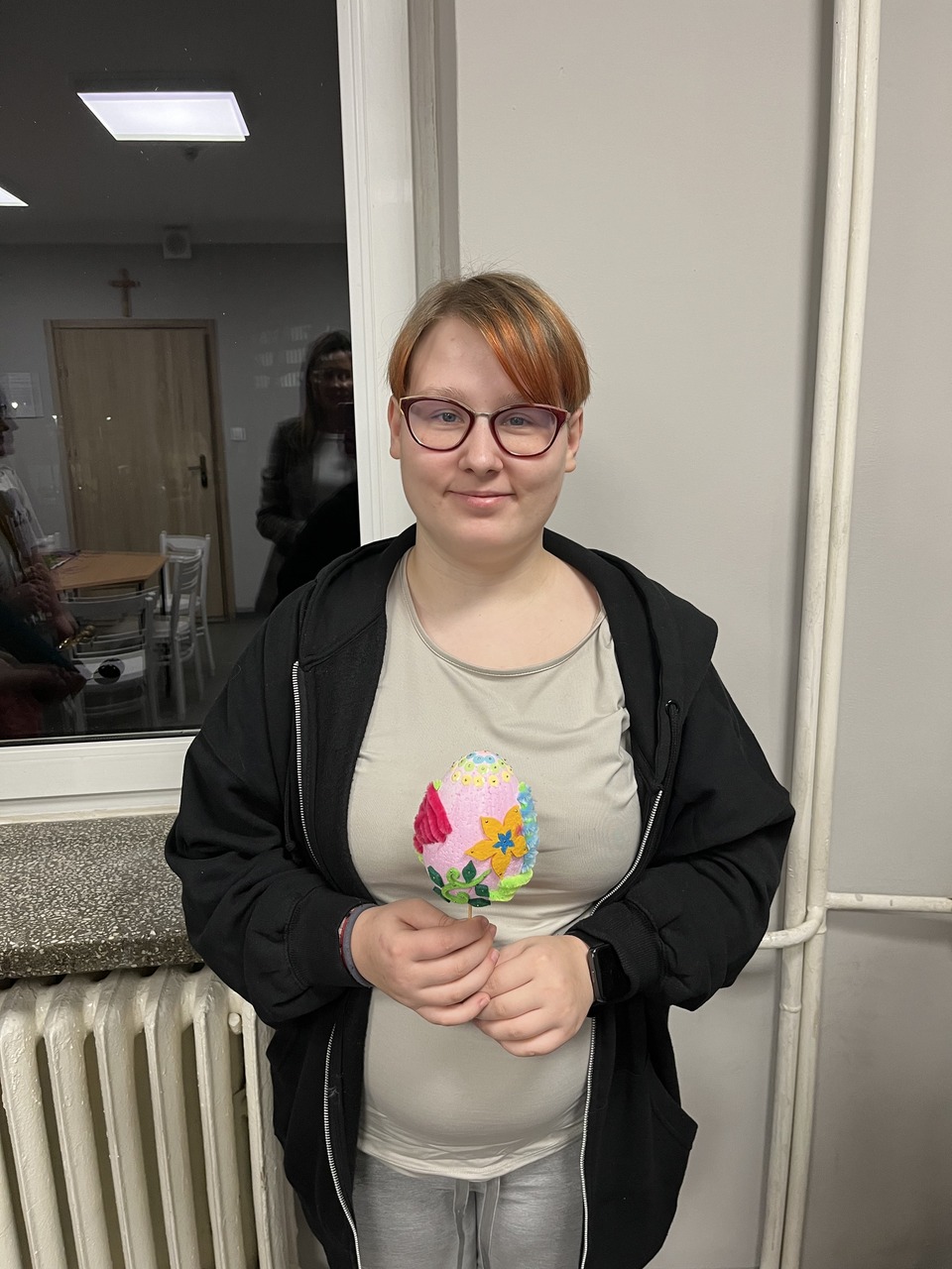 Agnieszka prezentuje wykonane przez siebie jajko wielkanocne