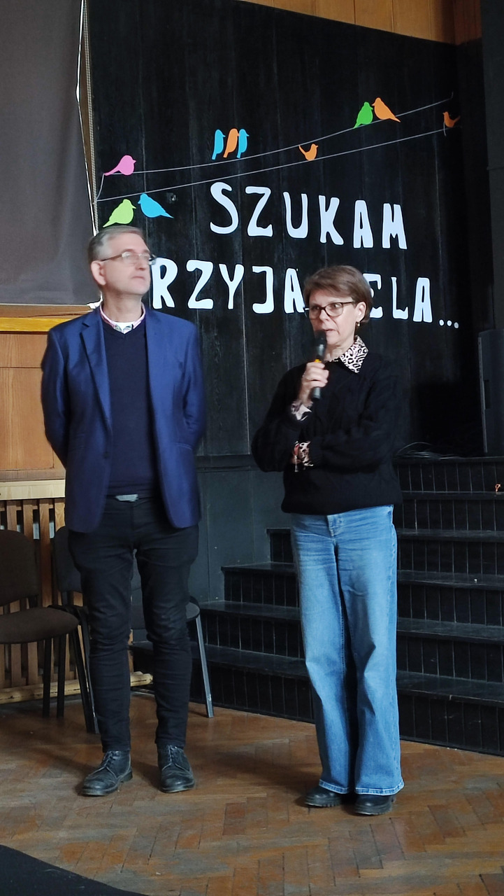 Pani Dyrektor i nauczyciel kończą uroczystość prośbą o :minutę ciszy"