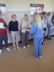 Uczniowie odbierający dyplomy i nagrody za udział w konkursie geograficznym i Turnieju Mistrza Nauk Przyrodniczych oraz nauczyciele wręczający nagrody i dyplomy.
