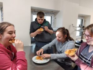 Gofry już upieczone, są chrupiące i pachnące - wszyscy zajadali je z apetytem.