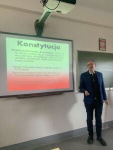 Nauczyciel opowiadający o święcie Konstytucji 3 Maja