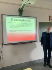Nauczyciel opowiadający o święcie Konstytucji 3 Maja