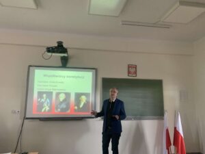 Nauczyciel opowiadający o święcie Konstytucji 3 Maja