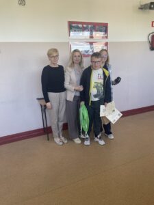 Uczniowie odbierający dyplomy i nagrody za udział w konkursie geograficznym i Turnieju Mistrza Nauk Przyrodniczych oraz nauczyciele wręczający nagrody i dyplomy.