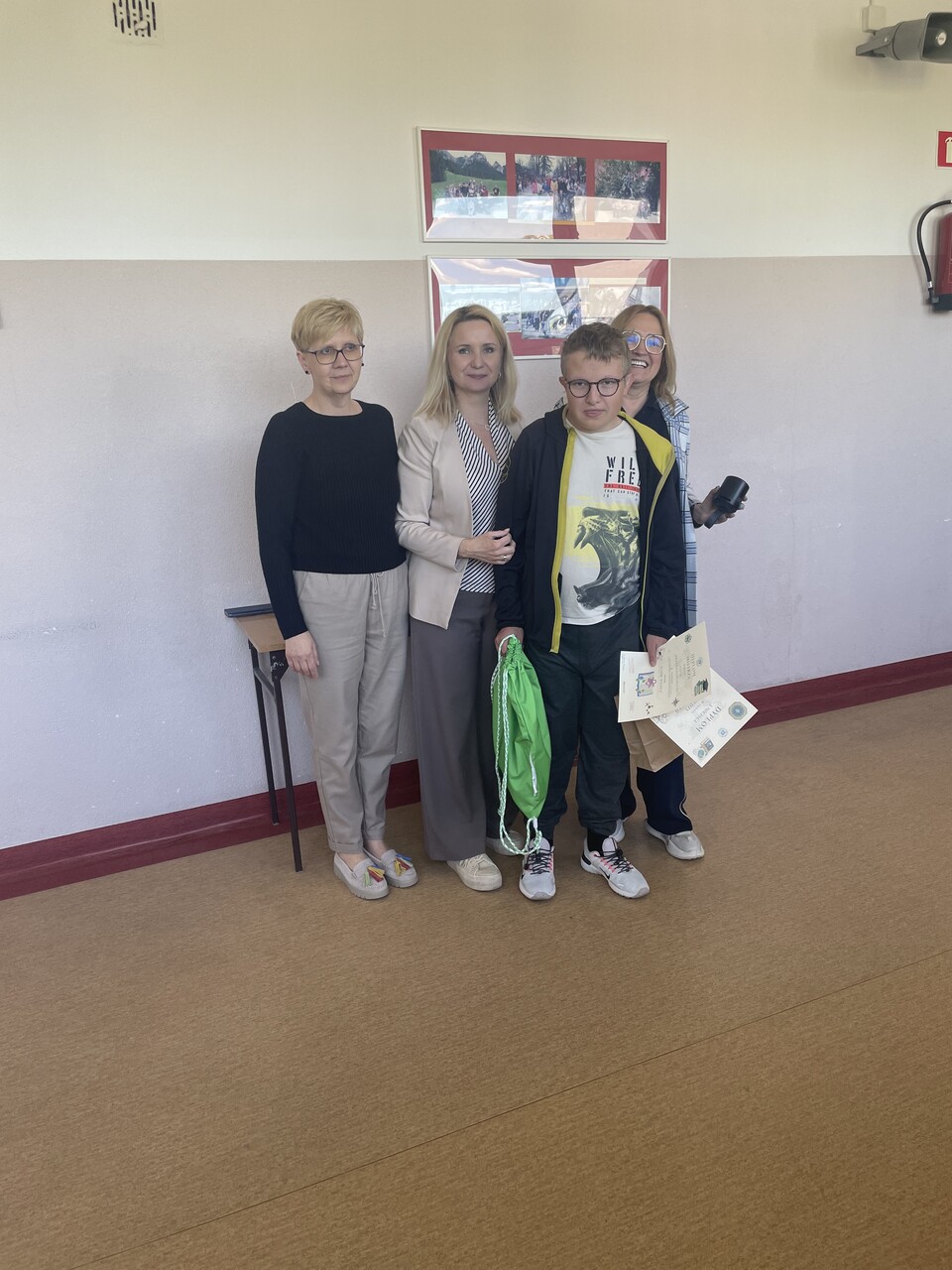Uczniowie odbierający dyplomy i nagrody za udział w konkursie geograficznym i Turnieju Mistrza Nauk Przyrodniczych oraz nauczyciele wręczający nagrody i dyplomy.