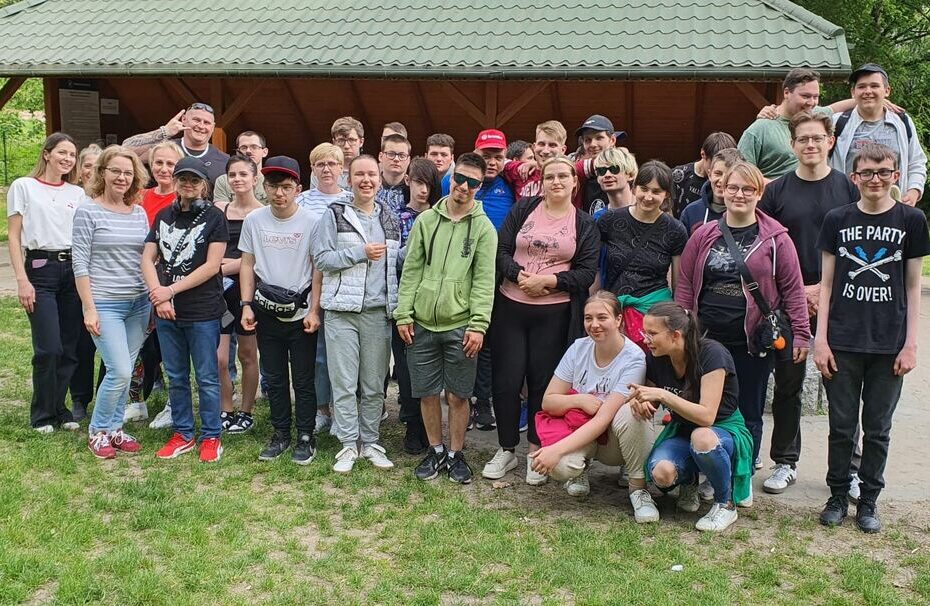 wszyscy uczestnicy ogniska pozują do wspólnego zdjęcia na tle wiaty.