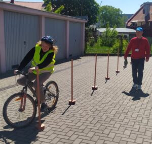 Zawodnik siedzący na rowerze na starcie na torze sprawnościowym,