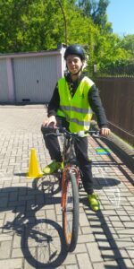 Zawodnik pokonujący tor sprawnościowy na rowerze,