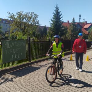 Zawodnik pokonujący tor sprawnościowy na rowerze,