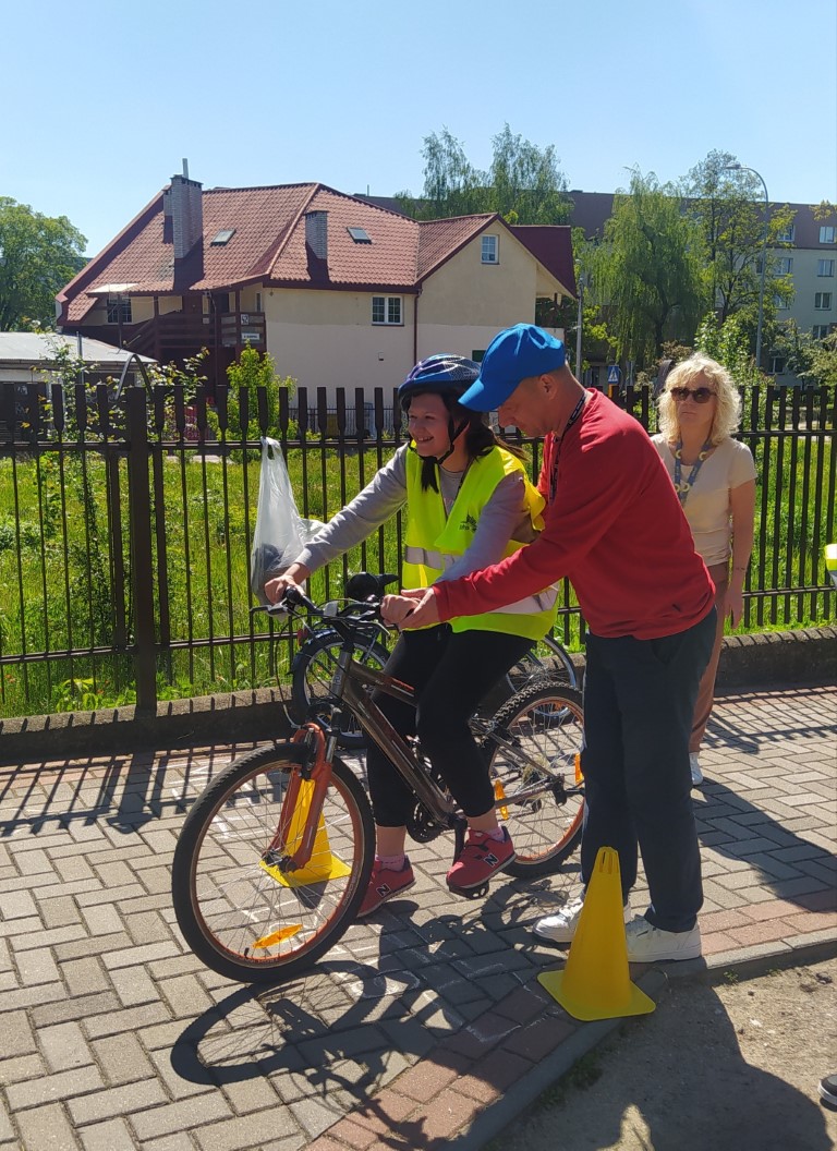 Zawodnik pokonujący tor sprawnościowy,