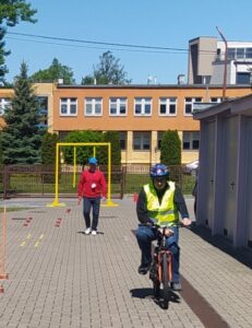Uczniowie udzielają pomocy przedmedycznej na fantomie - resuscytacja krążeniowo-oddechowa,