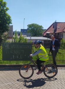 Zawodnik pokonujący tor sprawnościowy,