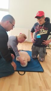 Uczniowie udzielający pomocy przedmedycznej na fantomie - resuscytacja krążeniowo-oddechowa,