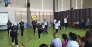 Zespół taneczny „Ekipa do zadań specjalnych” podczas występu na Turnieju,