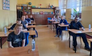 Wręczenie przez prezesa Polskiego Związku Motorowego srebrnej odznaki PZM dla koordynatora Wojewódzkiego Turnieju Bezpieczeństwa w Ruchu Drogowym pana Mariusza Perkowskiego.