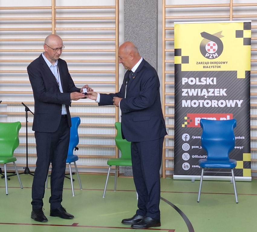 Pani Dyrektor SP 46 Specjalnej oraz prowadzący pani Alicja Siwik- Ramatowska i pan Zdzisław Bach witają zaproszonych gości na Wojewódzkim Turnieju BRD.