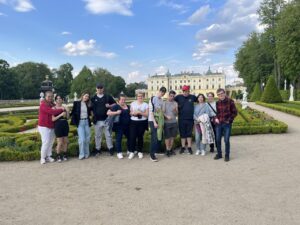 uczestnicy spaceru pozują do wspólnego zdjęcia na tle Pałacu Branickich