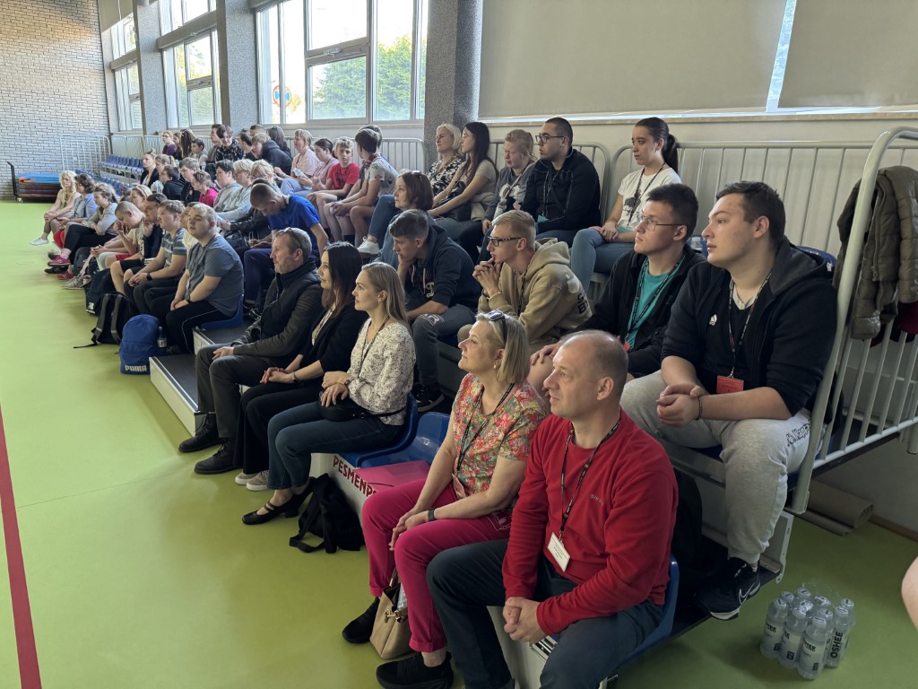 Zaproszeni goście na trybunach podczas inauguracji,