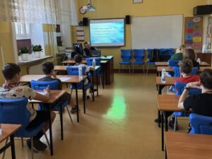 Zawodnicy piszący test z wiedzy o ruchu drogowym,