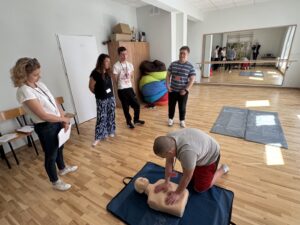 Uczniowie udzielający pomocy przedmedycznej - resuscytacja krążeniowo-oddechowa,