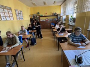 Zawodnicy piszący Test z wiedzy o ruchu drogowym,