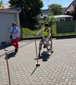 Zawodnik pokonujący tor sprawnościowy na rowerze,