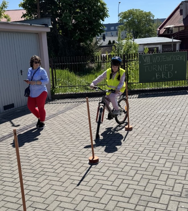 Zawodnik pokonujący tor sprawnościowy na rowerze,