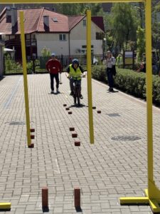 Zawodnik pokonują tor sprawnościowy,