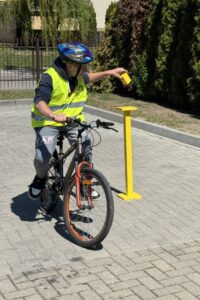 Zawodnicy piszący Test z wiedzy o ruchu drogowym w Sali dydaktycznej,