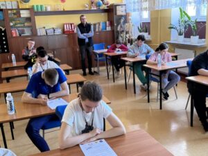Zawodnicy piszący Test z wiedzy o ruchu drogowym w Sali dydaktycznej