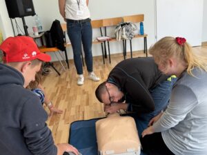 Uczniowie udzielający pomocy przedmedycznej na fantomie - resuscytacja krążeniowo-oddechowa