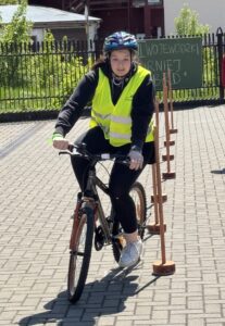 Zawodnik pokonują tor sprawnościowy na rowerze,
