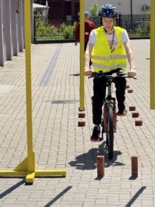 Zawodnik pokonują tor sprawnościowy na rowerze,