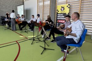 Zespół gitarowy „Szesnastka” wykonujący utwory muzyczne dla zaproszonych gości podczas Turnieju