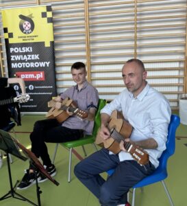 Zespół gitarowy „Szesnastka” wykonujący utwory muzyczne dla zaproszonych gości podczas Turnieju