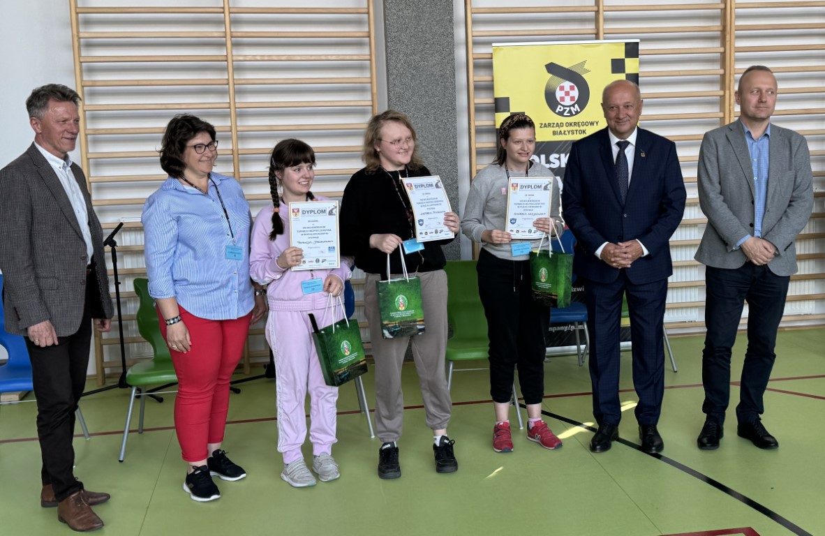 Opiekun z dyplomami i nagrodami otrzymanymi w Turnieju