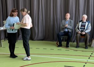 Wręczenie przez Panią wice Dyrektor A. Cholewę podziękowania opiekunowi drużyny