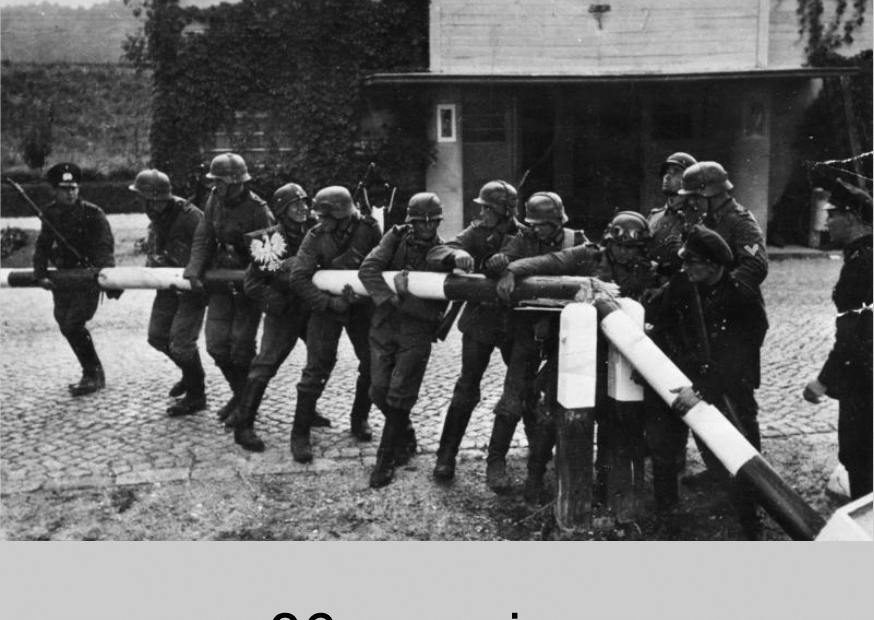 Fotografia z II wojny światowej - niemieccy żołnierze niszczą szlaban graniczny i napis: 86 rocznica wybuchu II Wojny Światowej