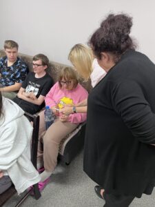 Pani prowadząca pokazuje wychowance jak jest zbudowana skóra.
