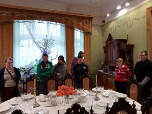 Uczniowie podziwiają odświętnie nakryty stół.
