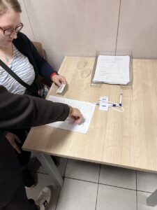 Wychowanka ćwiczy wypełnianie druku o wydanie aktu urodzenia.
