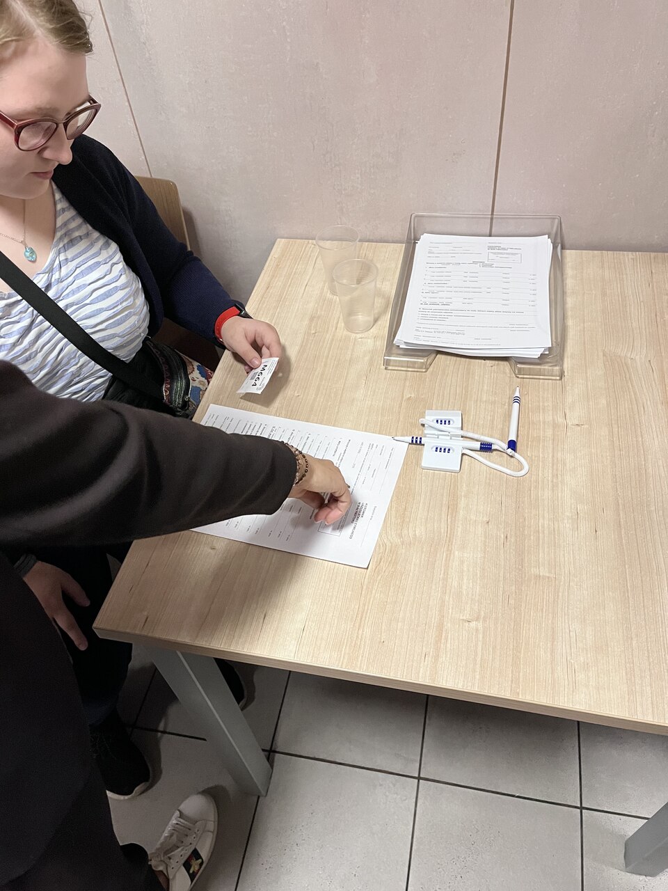 Wychowanka ćwiczy wypełnianie druku o wydanie aktu urodzenia.
