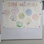 Gotowy kolorowy plakat został zawieszony na tablicy na korytarzu internatu, by wszyscy wychowawcy mogli przeczytać złożone im życzenia przez wychowanków.